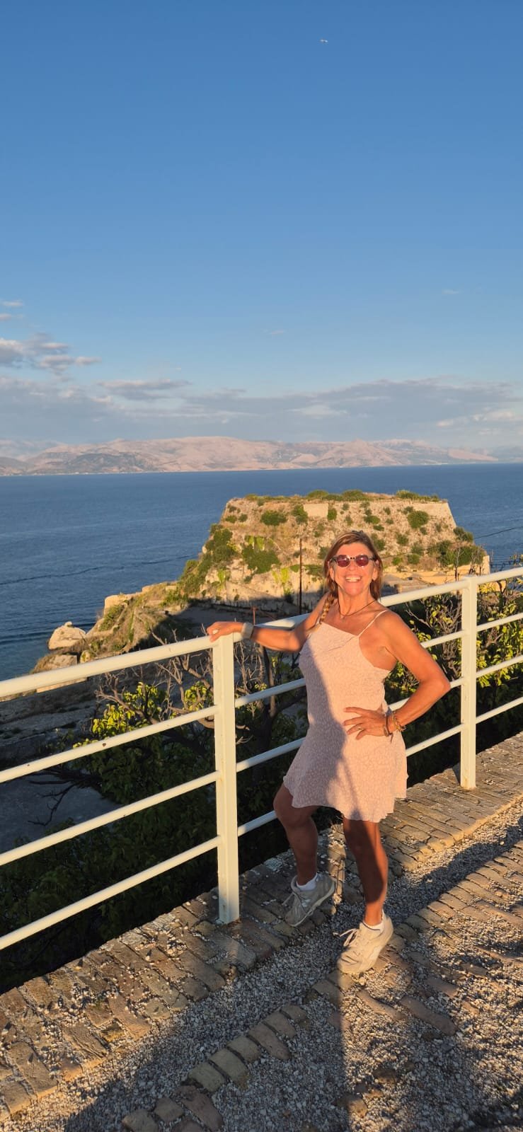 Suyene Uchoa contemplando o mar em Corfu