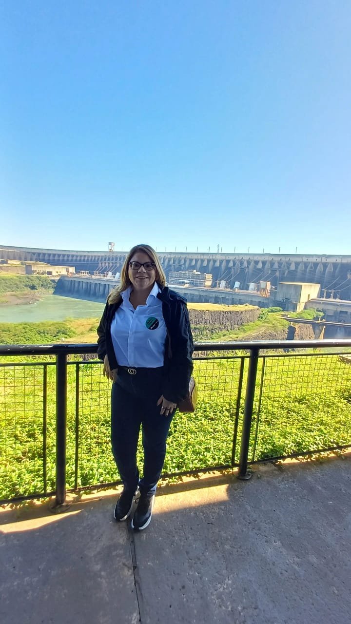 Luciane Senna em visita à Usina de Itaipu