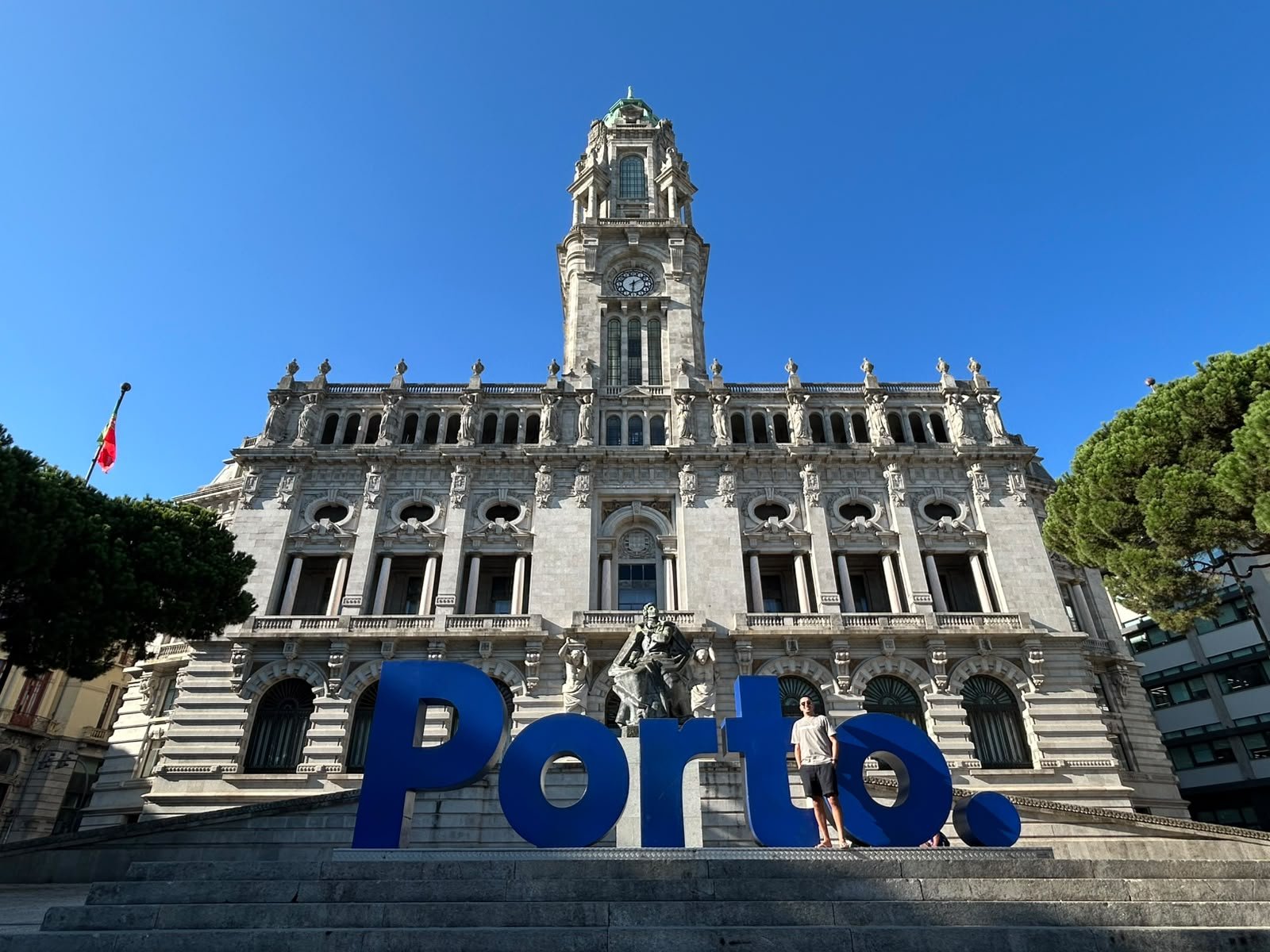 Eduardo Duarte diante da Câmara Municipal do Porto