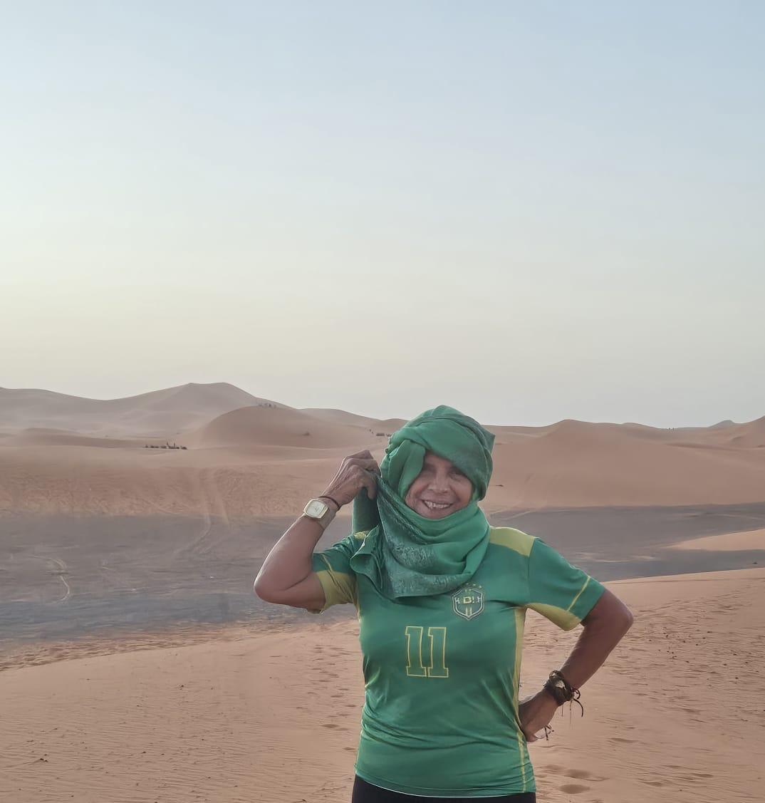 Suyene Uchoa nas dunas durante sua Eurotrip