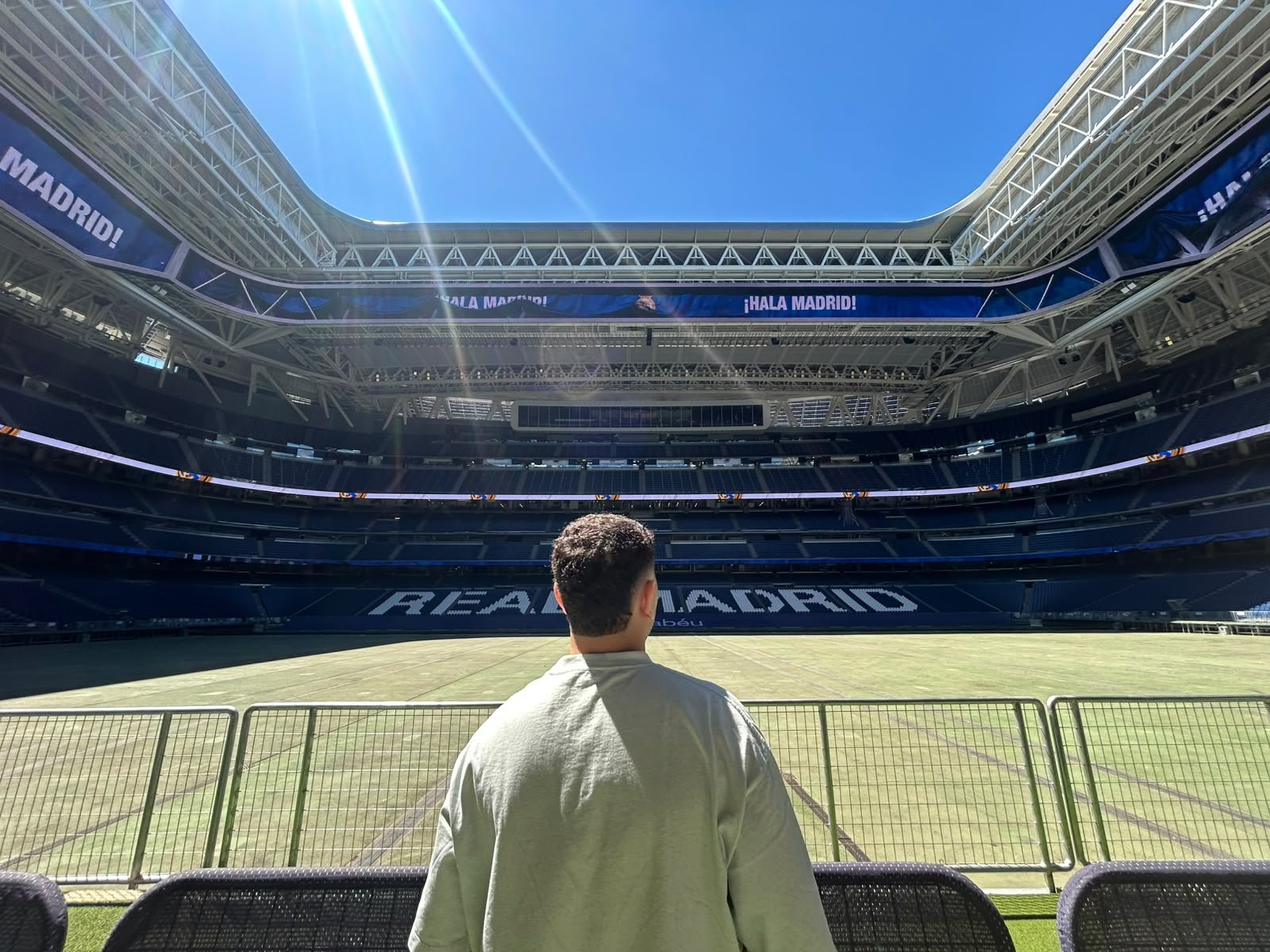 Eduardo Duarte visitando o estádio Santiago Bernabéu