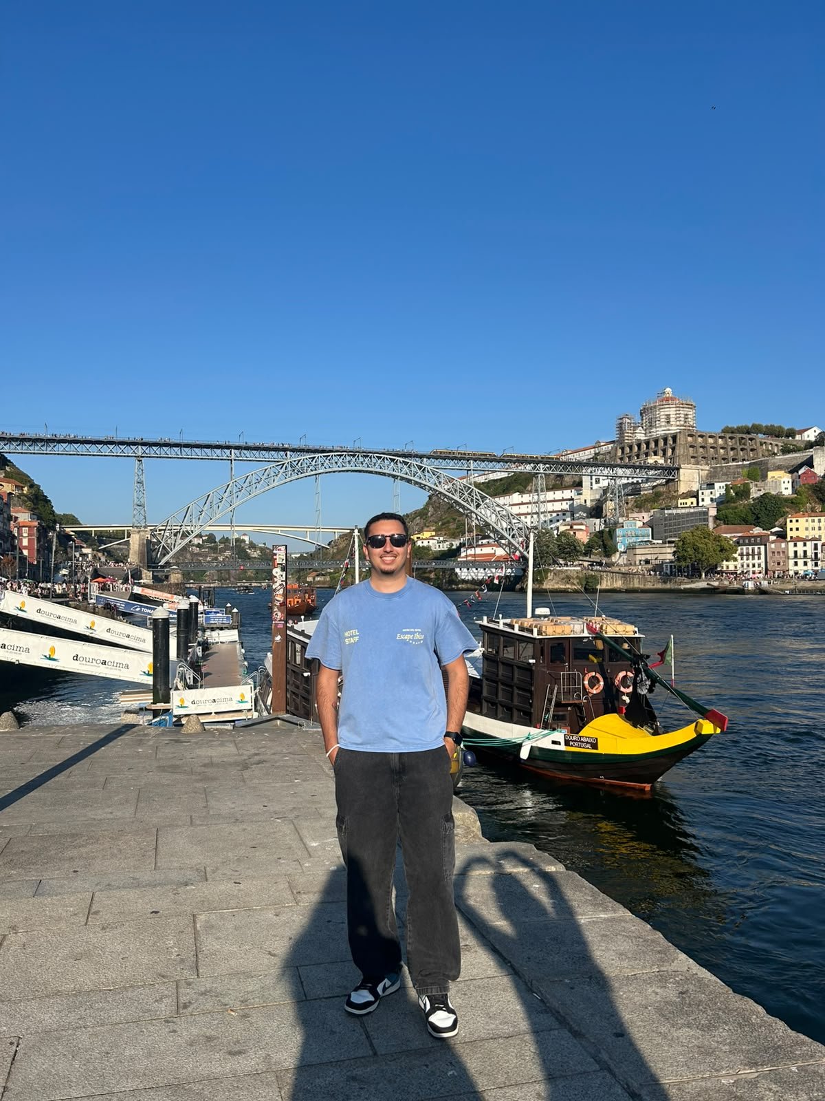 Eduardo Duarte às margens do Rio Douro no Porto