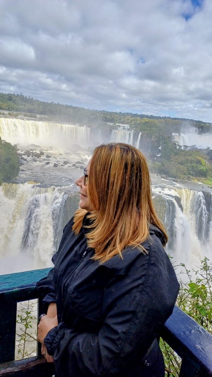Luciane Senna contemplando as Cataratas do Iguaçu