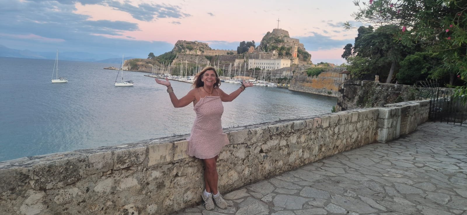Suyene Uchoa diante da antiga fortaleza de Corfu