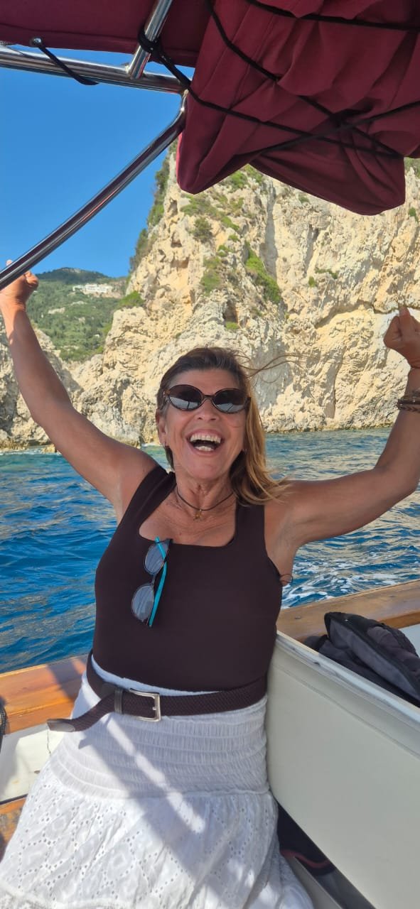 Suyene Uchoa em passeio de barco em Corfu