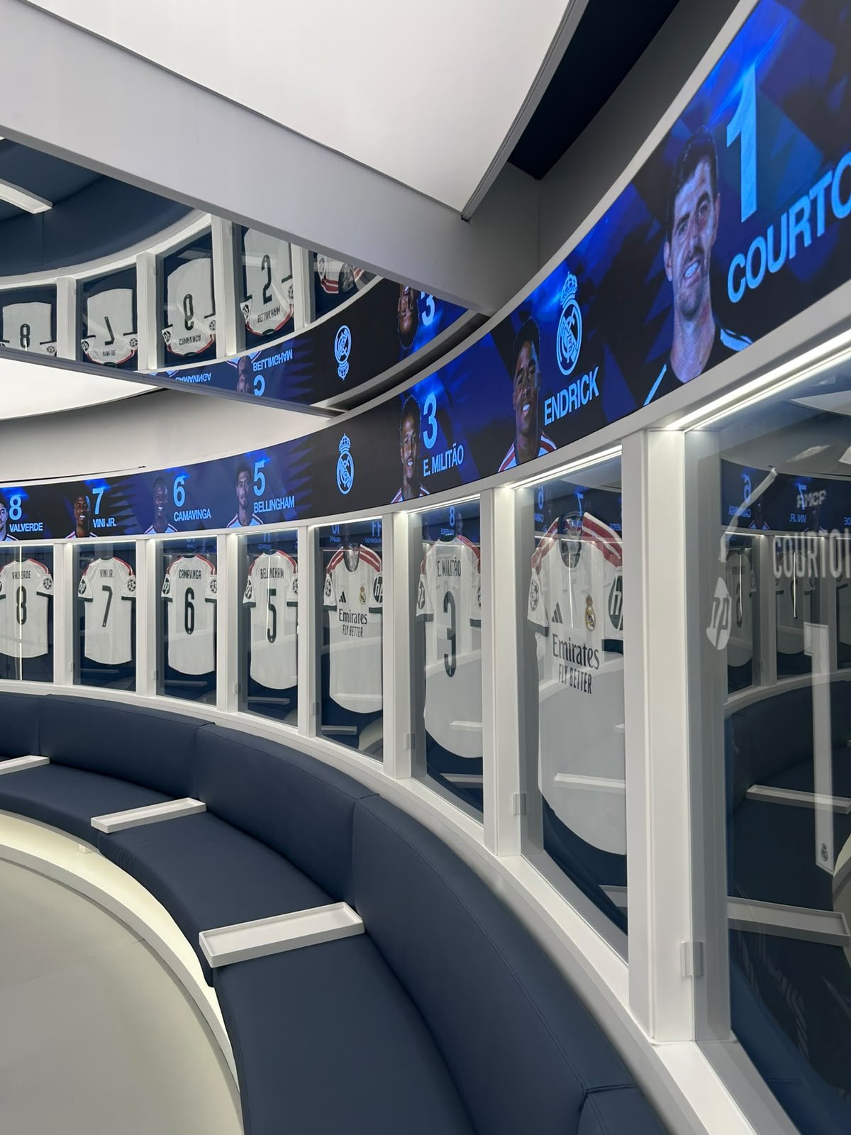 Vestiário do Real Madrid durante a visita de Eduardo