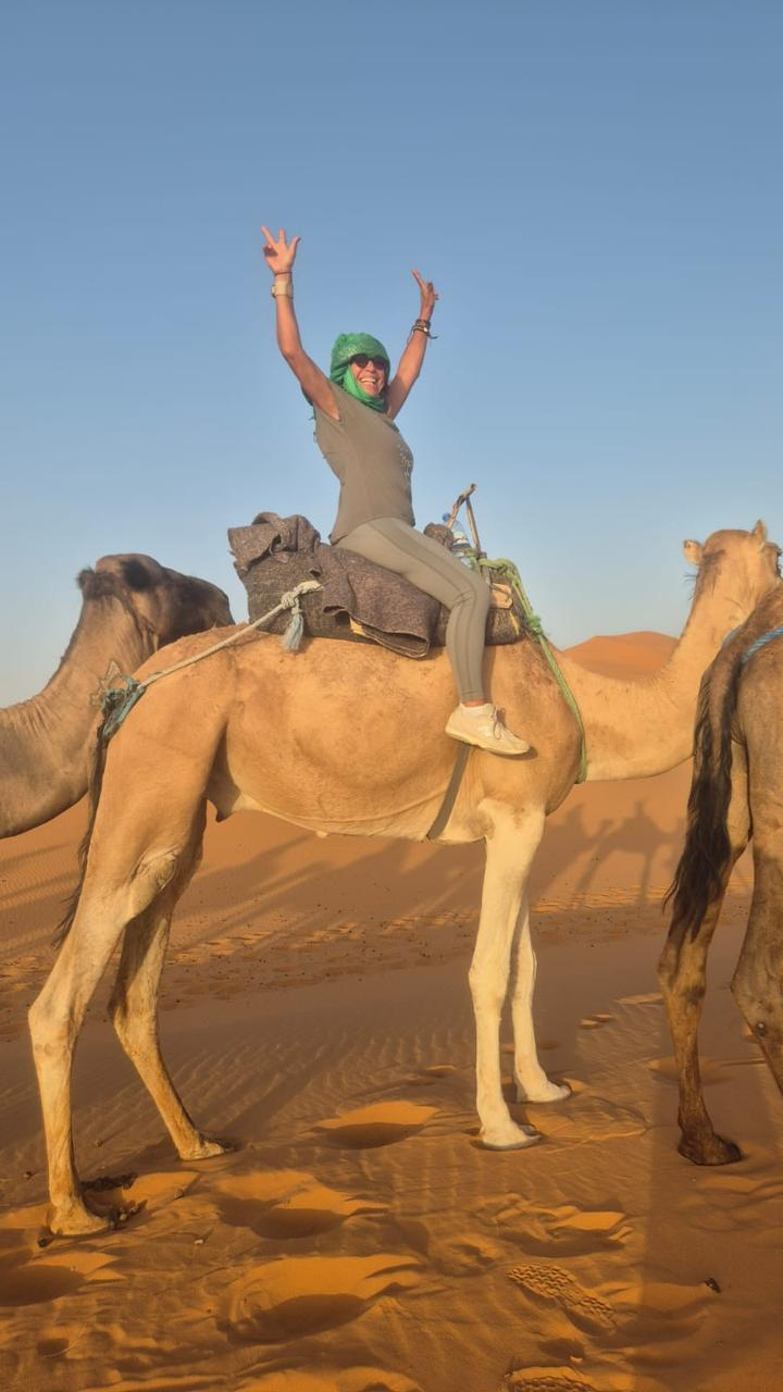 Suyene Uchoa em passeio de camelo no deserto
