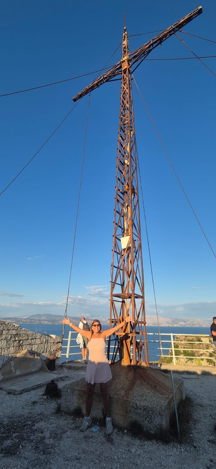 Suyene Uchoa em um mirante de Corfu